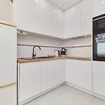 Krakowska With Balcony And Free Garage By Renters شقة فروتسواف