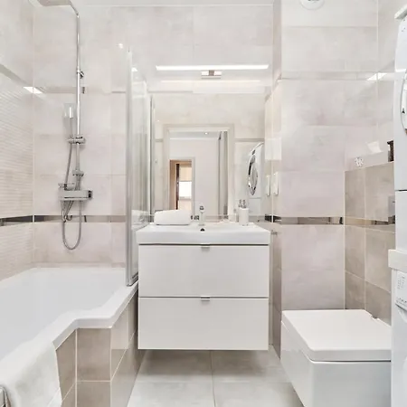 Krakowska With Balcony And Free Garage By Renters Apartmán