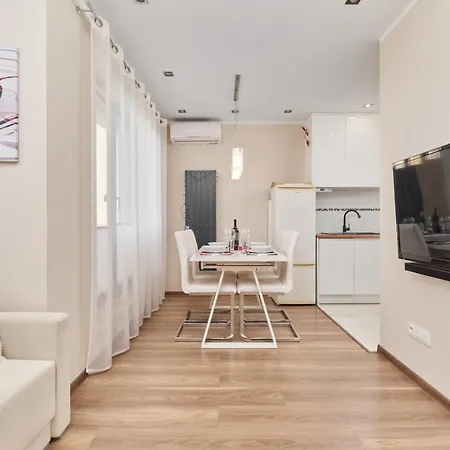 Krakowska With Balcony And Free Garage By Renters Vratislav