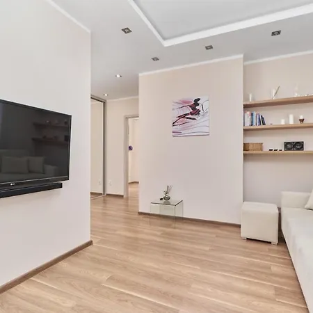 Krakowska With Balcony And Free Garage By Renters Vratislav