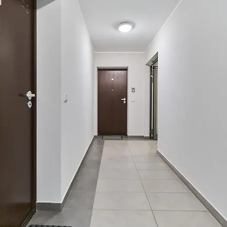 Krakowska With Balcony And Free Garage By Renters Apartmán *